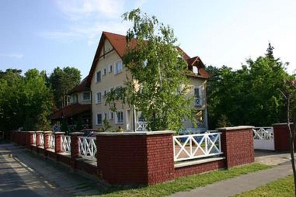 Hotel Francoise Balatonlelle Εξωτερικό φωτογραφία