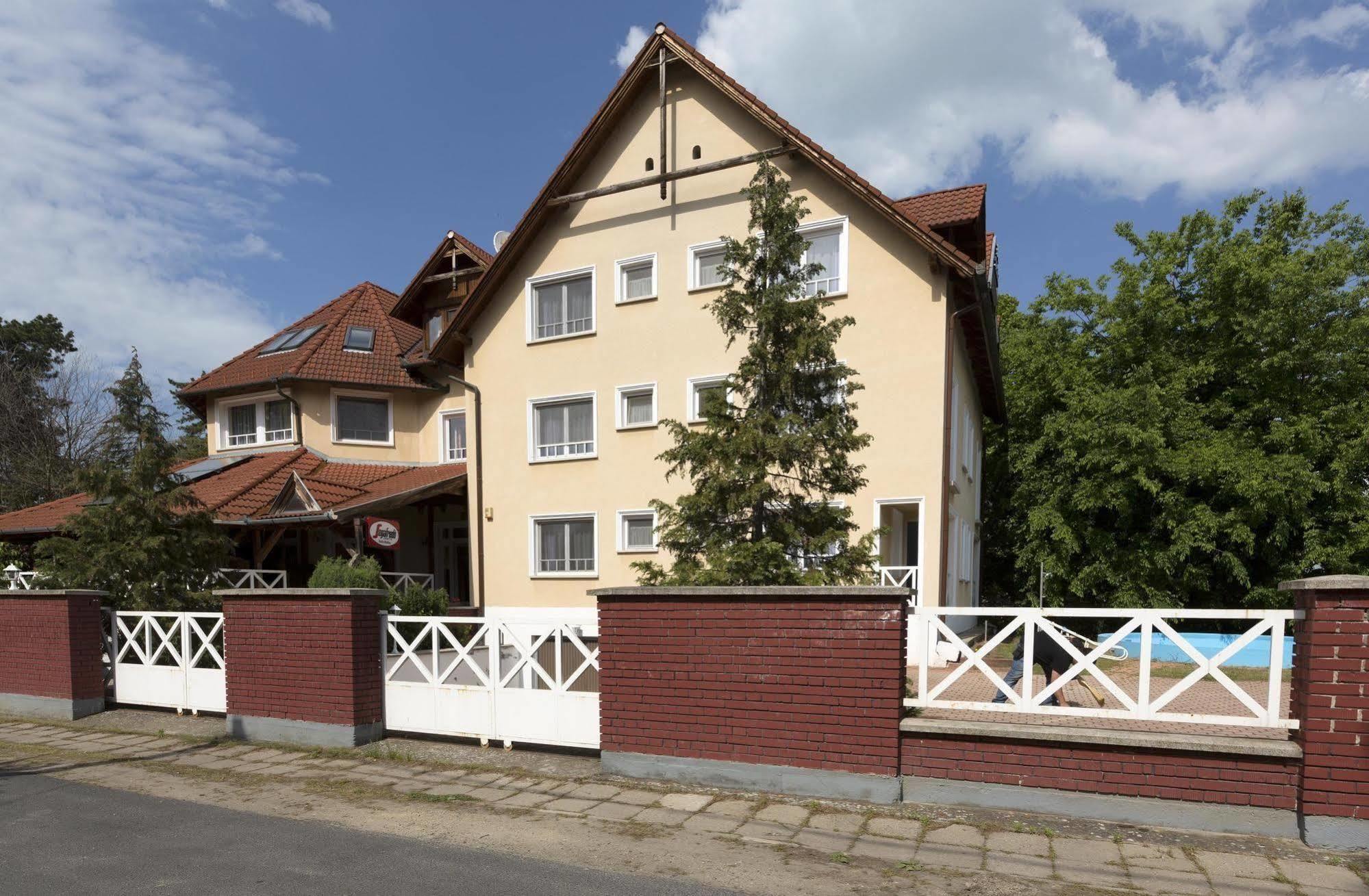 Hotel Francoise Balatonlelle Εξωτερικό φωτογραφία