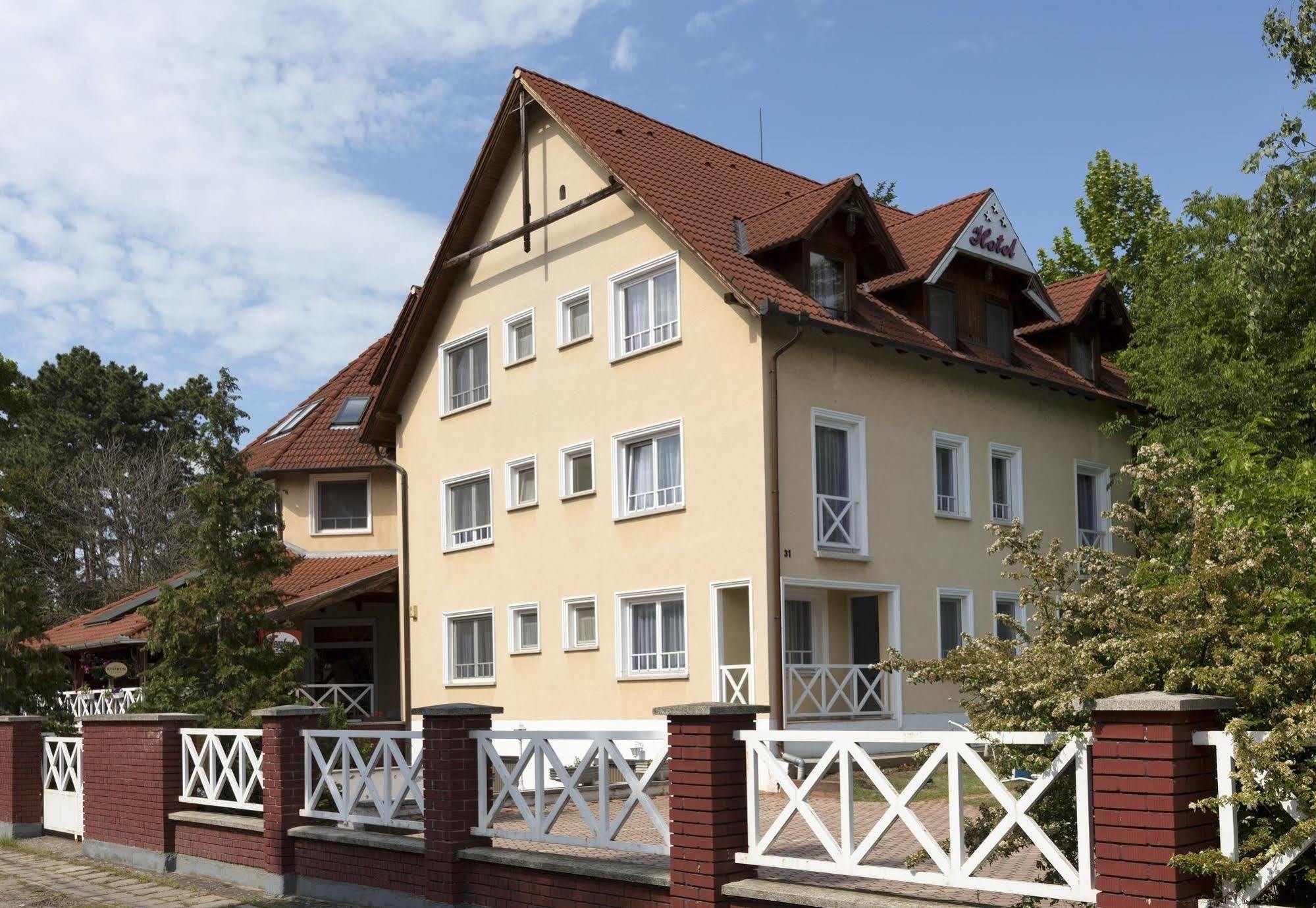 Hotel Francoise Balatonlelle Εξωτερικό φωτογραφία