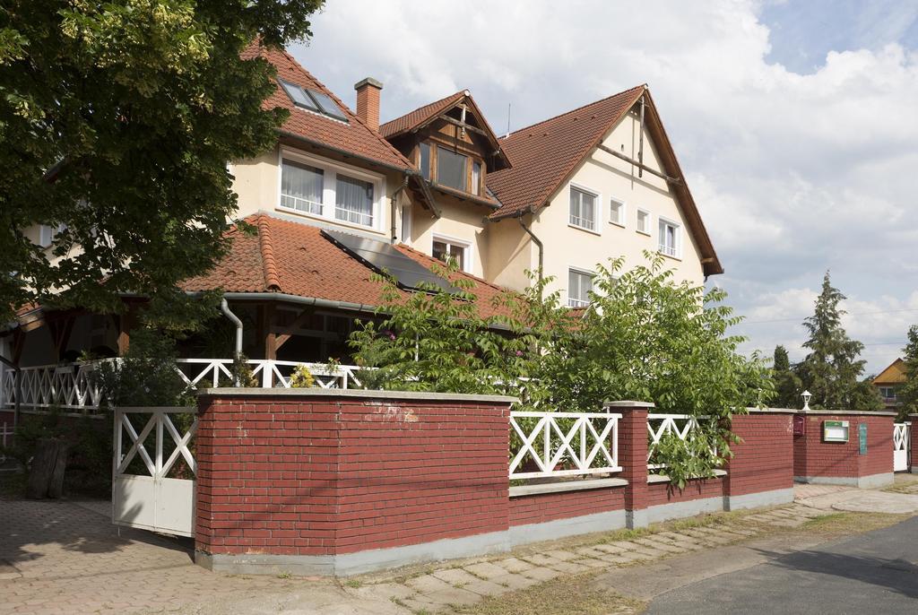 Hotel Francoise Balatonlelle Εξωτερικό φωτογραφία